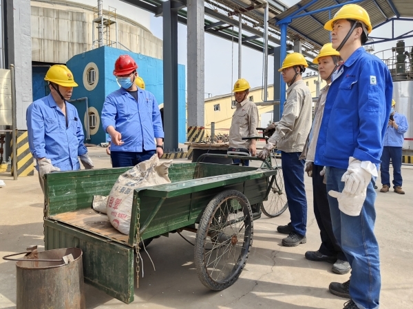 161744794789352914.jpg 4月15日,裝填催化劑現(xiàn)場2.jpg