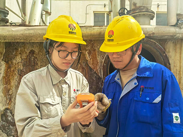 171744888380300435.jpg 4月16日,污水崗位內操李強強現場教學如何使用四合一儀器.jpg