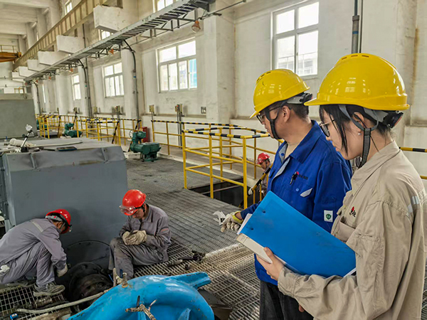 171744888392133217.jpg 大檢修期間新工黃卓悅跟隨污水崗位內操現場學習.jpg