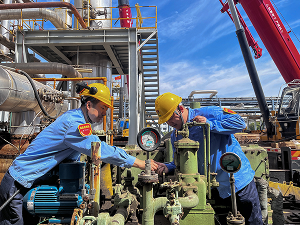 181744932625205318.jpg 黨員先鋒隊(duì)成員李生虎帶領(lǐng)青年員工高驥檢查機(jī)泵.jpg