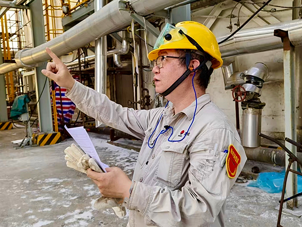 181744932638514206.jpg 青年突擊隊(duì)武韜檢查作業(yè)票,確認(rèn)施工位置.jpg