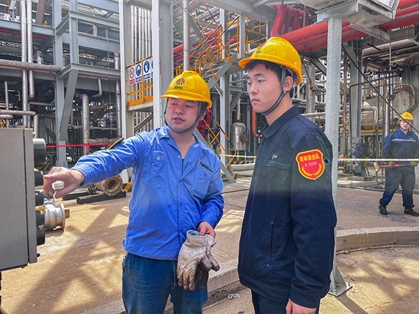 181744932651189284.jpg 青年突擊隊(duì)彌彬園向技術(shù)員呂玉亮請(qǐng)教問題.jpg