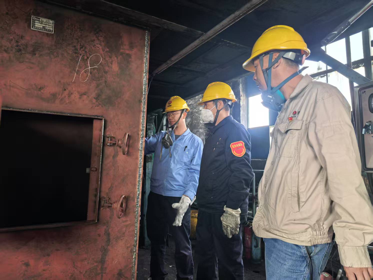 大檢修現場-黨員黃保榮、秦寶權、楊峰查看四號轉運站安裝調試情況.jpg
