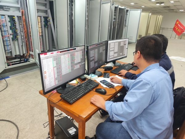211745216482780429.jpg 4.20日晚,計(jì)控電儀部技術(shù)攻堅(jiān)團(tuán)隊(duì)成員張智磊正在一期控制室對(duì)新煤皮帶稱重系統(tǒng)進(jìn)行系統(tǒng)調(diào)試.jpg