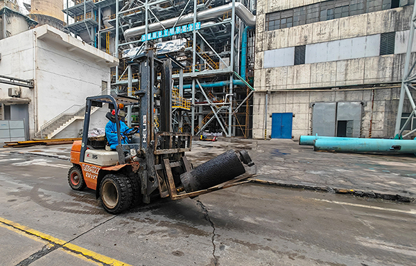 241745480809171635.jpg 2025年大檢修運(yùn)銷市場(chǎng)部抽調(diào)叉車馳援檢修現(xiàn)場(chǎng).jpg