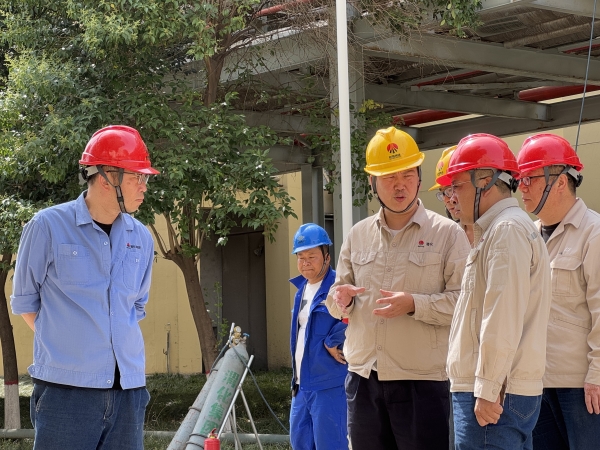 131747095931930096.jpg 相關(guān)人員在施工現(xiàn)場協(xié)調(diào)解決問題.jpg