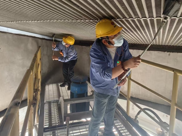 201747698397286613.jpg 2025年5月19日,乙二醇車間職工認(rèn)真清理壓縮機(jī)組空冷島管束.jpg