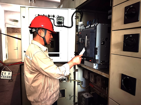 271748309105233185.jpg 近日,計控電儀部成立以部長王文波為組長的夏季安全工作督查小組,對現場和機柜間的電儀設備安全運行保駕護航.jpg