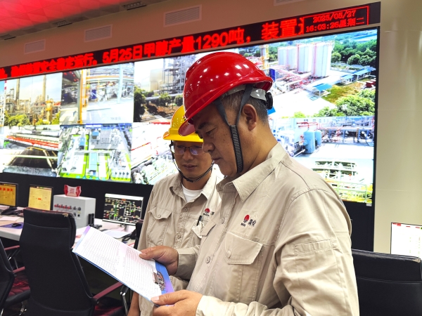 281748386049121626.jpg 車間領(lǐng)導(dǎo)抽查機(jī)泵測(cè)溫工作2.jpg