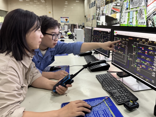 091749435710208504.jpg 崗位人員在控制室操作畫面.jpg