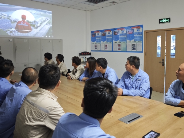 131749774168130043.jpg 圖3:2025年6月,班組利用班前會學習安全教育警示視頻.jpg