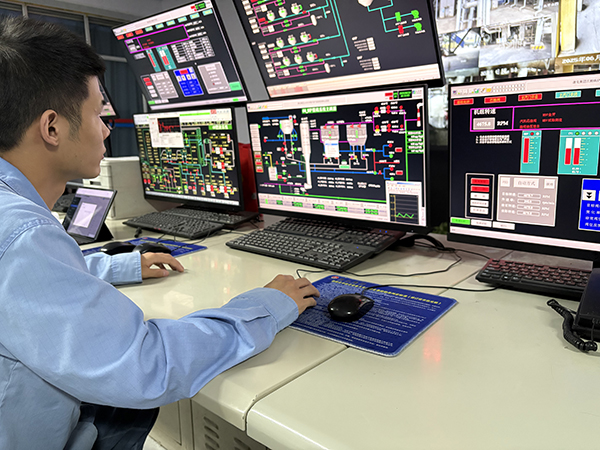 251750845167804693.jpg 脫硫崗位操作工認真監盤、精準操作.jpg