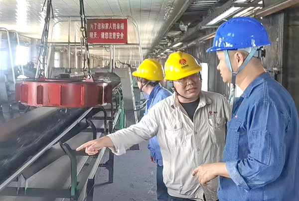 301751264006818988.jpg 6月27日,技術員林佳峰和安技員李青就環保項目倉頂全密封導料槽對承包商技術.安全.和進度要求.jpg