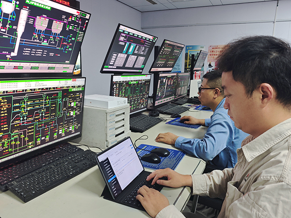 041751590075907613.jpg 7月3日,動(dòng)力車間三期控制室,操作人員正在停運(yùn)4號(hào)鍋爐.jpg