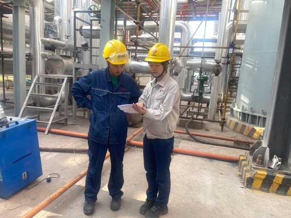 041751593549818911.jpg 認真細致的最美監護人杜蕊認真檢查作業票.jpg