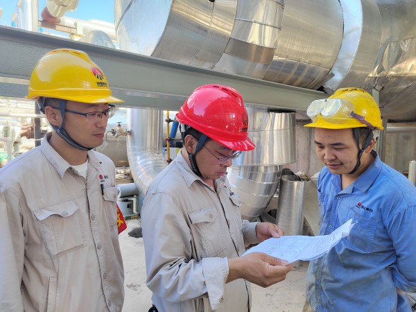 071751858593112762.jpg 雙甲車間主任王琨在705檢修現場對作業票進行嚴格審核.jpg