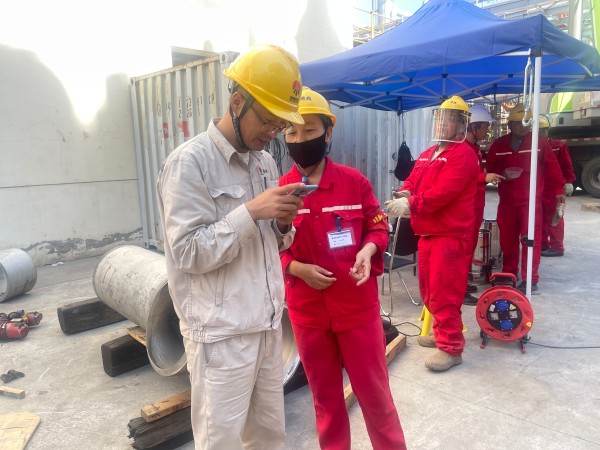 071751858603115309.jpg 安全員王行在801檢修現場逐一檢查安全措施的落實.jpg