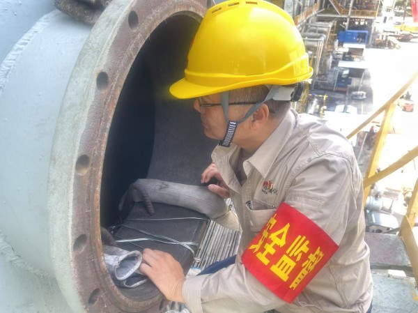 071751858613100330.jpg 班長張宏濤在氣化煤漿槽處復查清洗完成工作.jpg