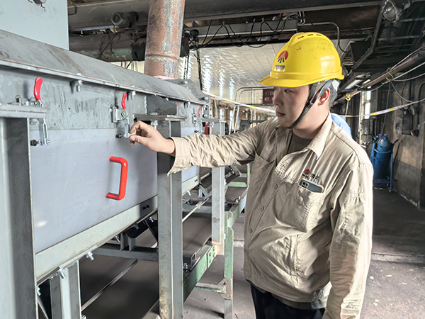 071751879000143675.jpg 副班長王柯查看全封閉導料槽完工情況.jpg