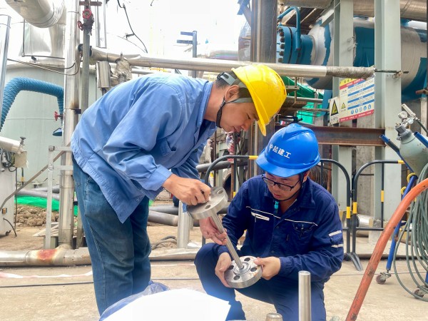 101752104959700050.jpg 換熱器檢修工作負責技術員劉小龍全程指導.jpg