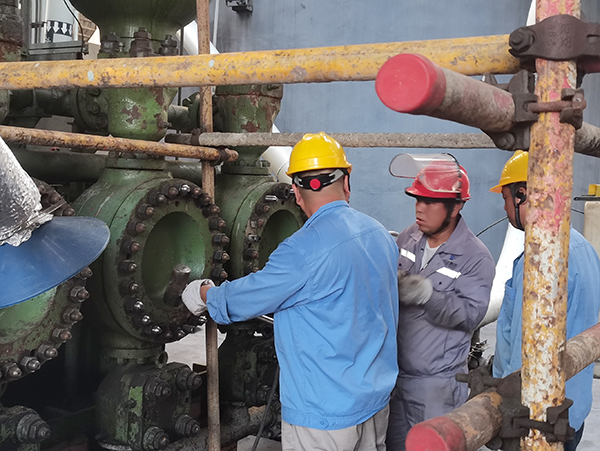 111752217102127197.jpg 7月10日,修造人員正在對發現的松動螺栓進行更換.jpg