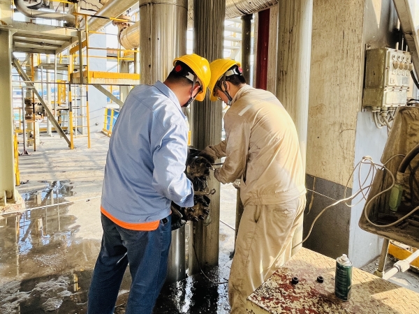 141752450157146970.jpg 7月11日,計(jì)控電儀部儀表檢修團(tuán)隊(duì)成員正在現(xiàn)在進(jìn)行給水閥閥門定位器檢修.jpg