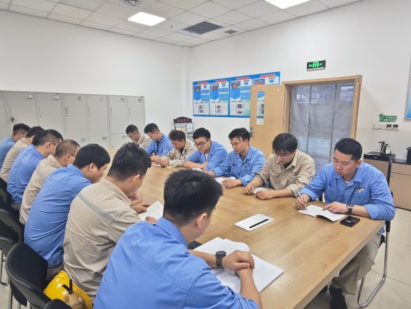 251753406498194433.jpg 2025年7月24日,班前會(huì)開展安全培訓(xùn).jpg