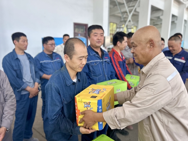 011754013901110785.jpg 李風明給外協“弟兄們”發放“清涼關愛”物品.jpg