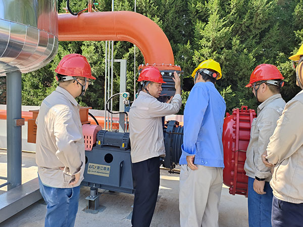 011754016926212740.jpg 7月30日下午,公司副總工程師、生產部安全風險排查工作-圖為191罐區VOC設施.jpg