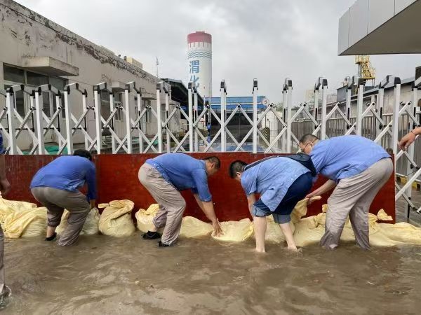 041754291655126678.jpg 保衛(wèi)科搬運防汛沙袋.jpg