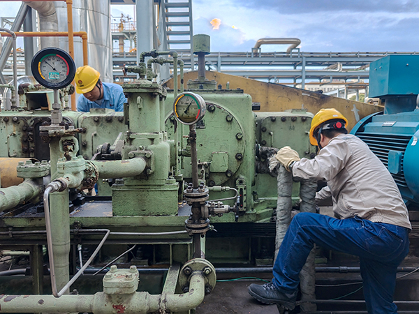 121754959536162125.jpg 8月4日,班組長(zhǎng)組織班組人員打掃機(jī)泵衛(wèi)生。.jpg