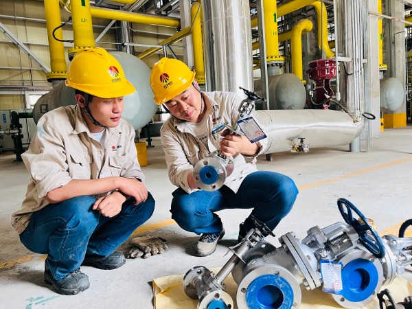 251756082455881381.jpg 中修期間,師傅張偉強(qiáng)帶領(lǐng)徒弟學(xué)習(xí)備件.jpg