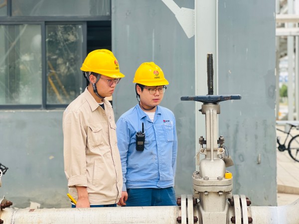 251756082465148390.jpg 中修期間,為新入職職工講述工藝流程.jpg