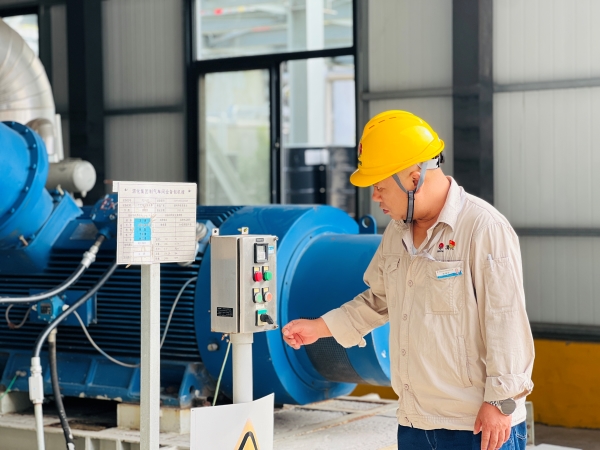 261756202216211364.jpg 圖1:2025年8月中修,黨員雷建平在現場發揮安全監督員責任,檢查報警器設備.jpg