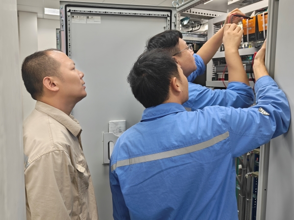 271756267785115647.jpg 8月23日姚文杰在機柜間配合點檢工作.jpg