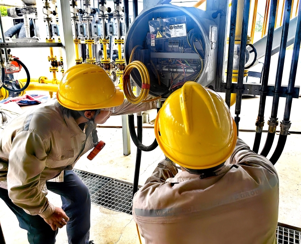 281756344049527777.jpg 參檢人員做調試儀表.jpg