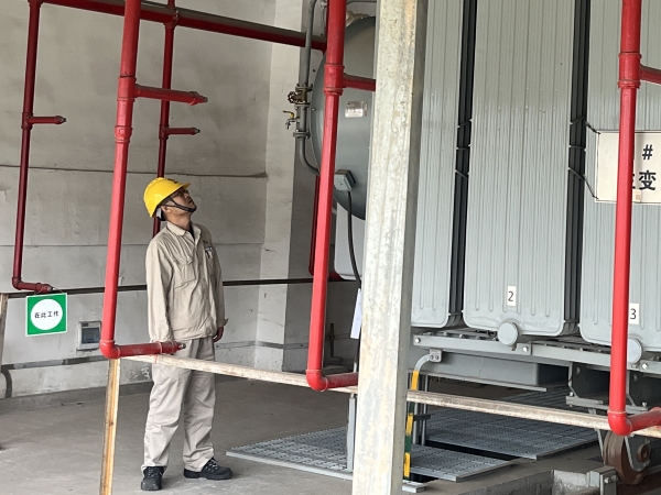 301756521728829420.jpg 運行工段長馮向陽正在現場檢查現場工作工況.jpg