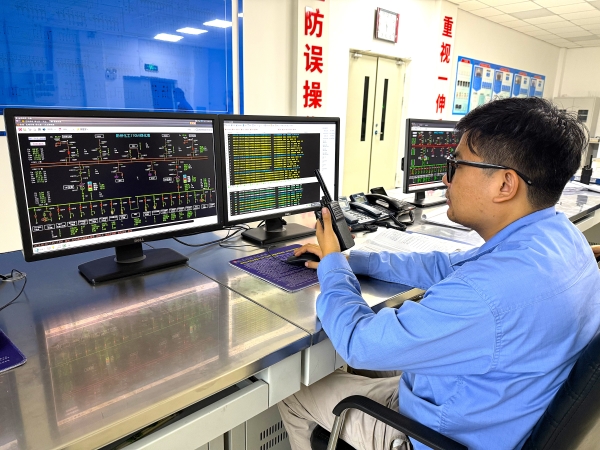 301756521748207981.jpg 運行班長張浩東正在總變調度工作.jpg