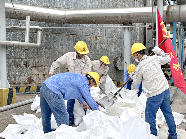 111757561340157819.jpg 9月10日,動力車間脫鹽水工段團員突擊隊正在分裝石英砂.jpg