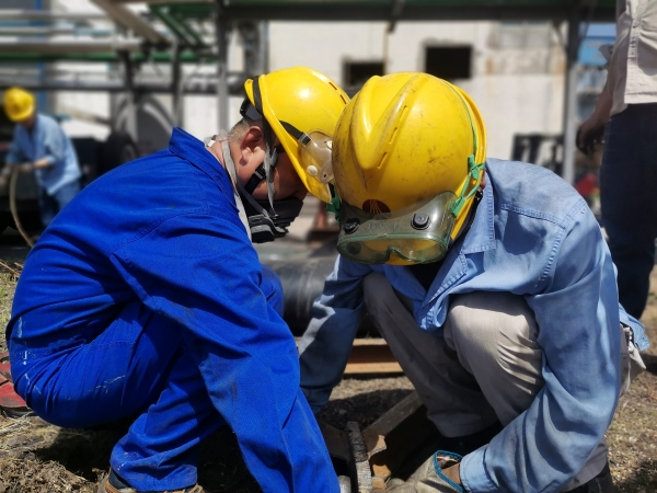 241758691725125207.jpg 鉗工仔細(xì)檢查軸承磨損.jpg