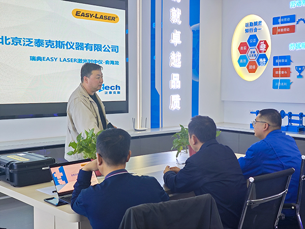 291761696439234212.jpg 機械修造部設(shè)備工程師蔣凌霄對職工進(jìn)行學(xué)習(xí)說明.jpg