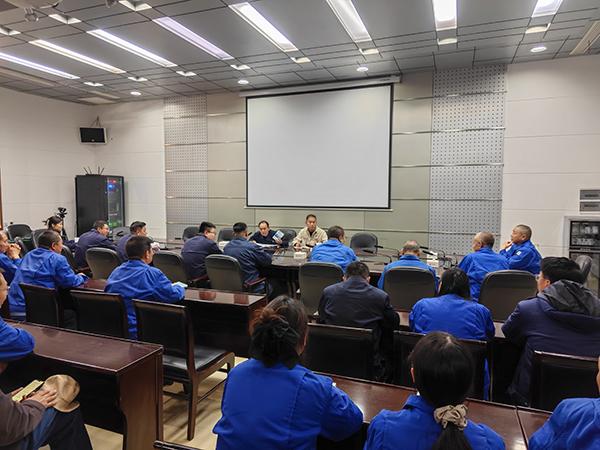 291761729056100706.jpg 10月27日,公司領(lǐng)導組織學習安全制度.jpg