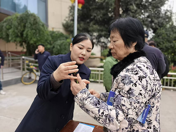 311761872949425785.jpg “社保服務(wù)進(jìn)萬(wàn)家”活動(dòng)現(xiàn)場(chǎng).jpg