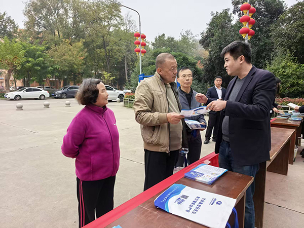 311761873001291682.jpg 為退休職工解答相關(guān)政策.jpg