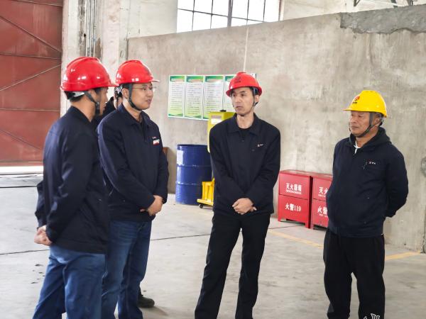 11月5日，公司領(lǐng)導(dǎo)任黨宏深入庫房檢查 (2)(1).jpg