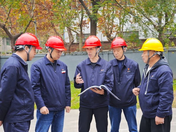 11月5日，公司領(lǐng)導(dǎo)任黨宏深入庫房檢查 (1)(1)  600.jpg