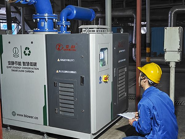 071762502895913174.jpg 操作人員檢查磁懸浮風機運行情況,記錄運行數據.jpg