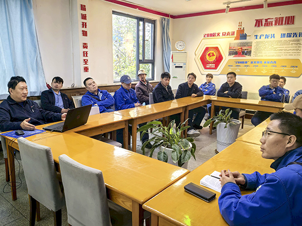 車間安全月對(duì)班組進(jìn)行消、氣防知識(shí)培訓(xùn).jpg