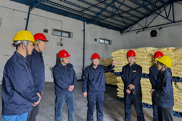 071762507386106888.jpg 11月6日上午,公司總工程師馬軍忙深入現場開展安全專項檢查,圖為硫磺庫 (1).JPG