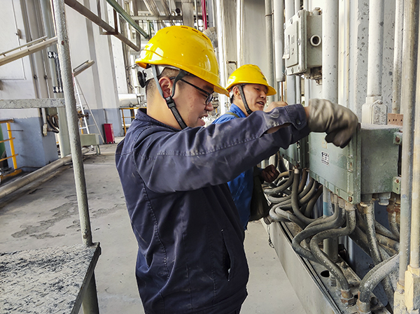 11月7日立冬當(dāng)天，冒著寒風(fēng)細(xì)雨，計(jì)控電儀部儀表工們正在現(xiàn)場進(jìn)行檢修工作，為冬季裝置平穩(wěn)運(yùn)行筑牢安全屏障.jpg